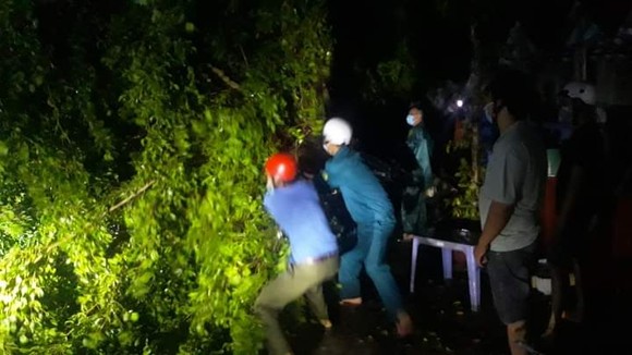 Bến Tre: Lốc xoáy làm sập và tốc mái nhiều căn nhà ảnh 3