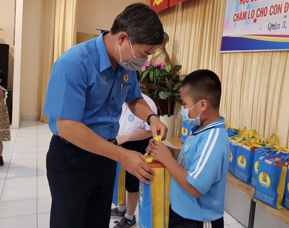 Trao sổ tiết kiệm, học bổng cho con công nhân ảnh 2