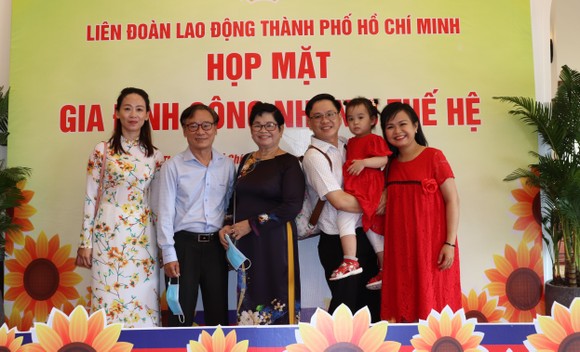 Tuyên dương 21 gia đình công nhân ba thế hệ tiêu biểu ảnh 2
