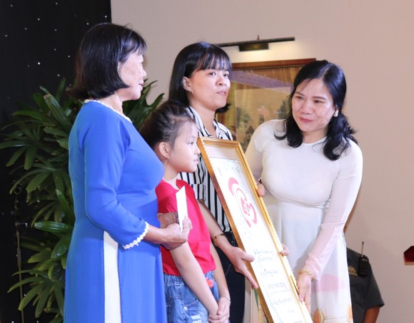 Tuyên dương 21 gia đình công nhân ba thế hệ tiêu biểu ảnh 1