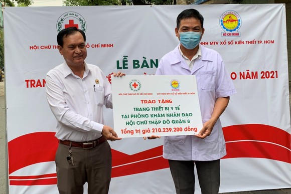 Sáng 22-1, Hội Chữ thập đỏ TPHCM đã trao trang biết bị y tế cho phòng khám nhân đạo Hội Chữ thập đỏ tại các quận 8, Bình Thạnh và Gò Vấp. ảnh 1