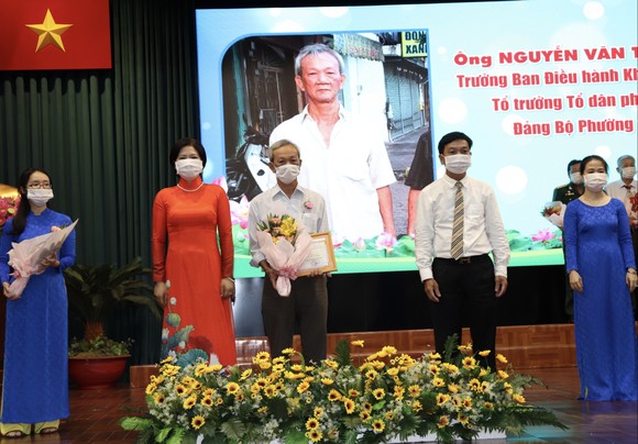 Quận Phú Nhuận tuyên dương 115 gương điển hình học tập Bác ảnh 1