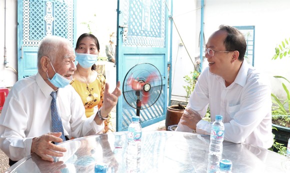 Đồng chí Nguyễn Hồ Hải trao Huy hiệu Đảng cho đảng viên cao tuổi tại quận 6 ảnh 4