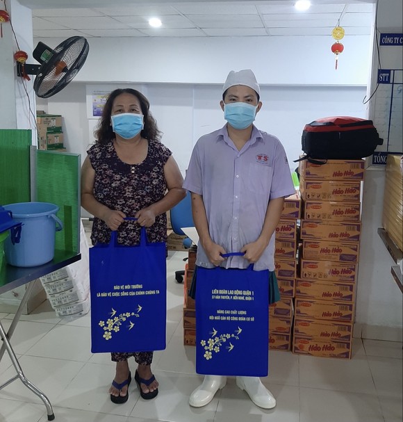 Trao nhu yếu phẩm đến công nhân đang cách ly tại doanh nghiệp ảnh 1