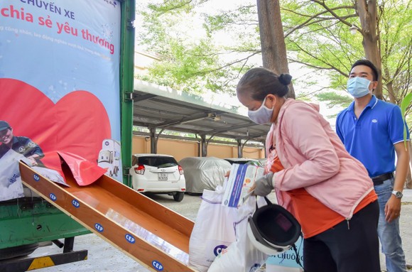 Trao nhu yếu phẩm đến công nhân đang cách ly tại doanh nghiệp ảnh 2