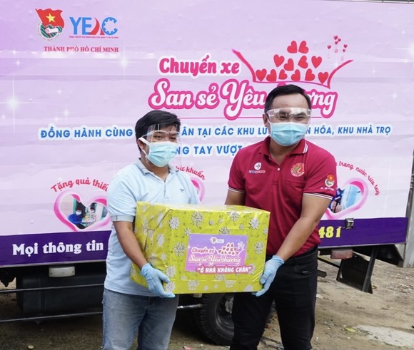 'Chuyến xe san sẻ yêu thương' đến với công nhân ảnh 1