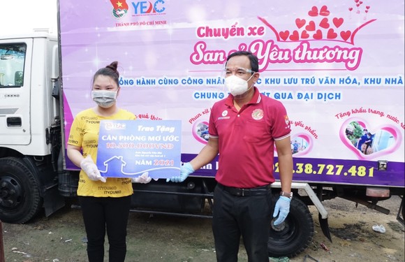 'Chuyến xe san sẻ yêu thương' đến với công nhân ảnh 2