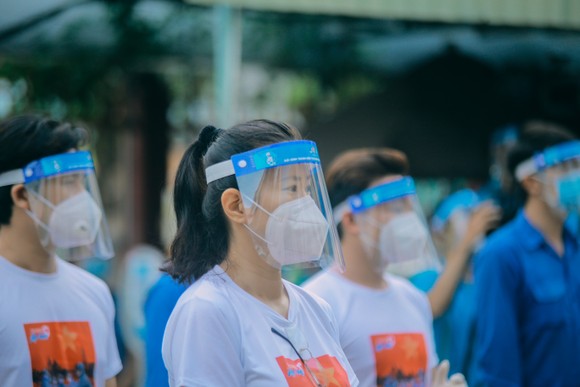Hơn 4.000 thanh niên TPHCM ra quân hỗ trợ các điểm tiêm vaccine phòng Covid-19 ảnh 1