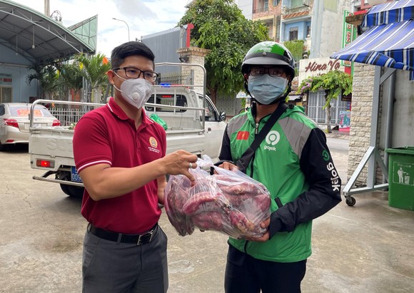 Đồng hành cùng gia đình chính sách, công nhân lao động trong dịch Covid-19 ảnh 2
