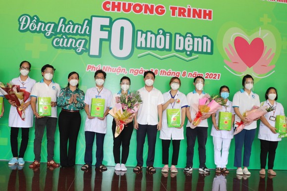 Đội Đồng hành cùng F0 khỏi bệnh đến từng nhà F0 tặng thuốc, thăm khám, tư vấn sức khỏe ảnh 3