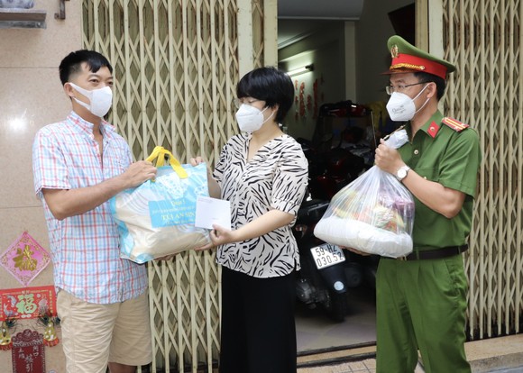 Trao 10.000 túi an sinh đến tay người dân khó khăn ảnh 2