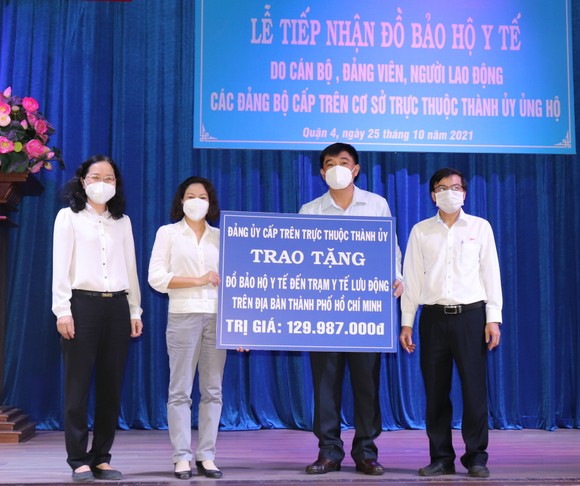 Trao đồ bảo hộ cho lực lượng tuyến đầu chống dịch Covid-19 ảnh 4
