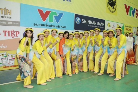 Các cô gái VTV Bình Điền Long An trong trang phục áo dài truyền thống.