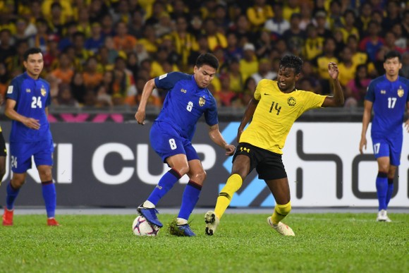Thái Lan (trái) liệu có tận dụng được ưu thế sân nhà để đánh bại Malaysia?