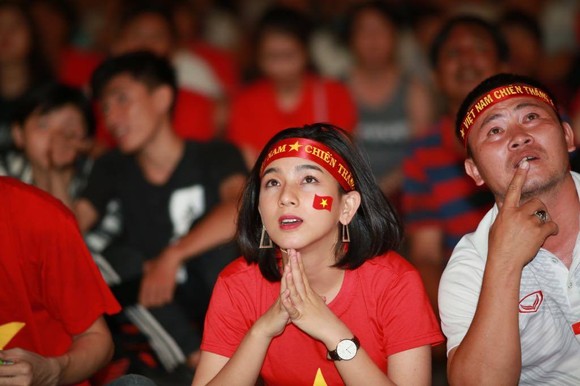 Người hâm mộ TPHCM phủ kín phố đi bộ Nguyễn Huệ ngày U.23 Việt Nam đánh bại U.23 Thái Lan 4-0 ảnh 2