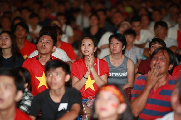 Người hâm mộ TPHCM phủ kín phố đi bộ Nguyễn Huệ ngày U.23 Việt Nam đánh bại U.23 Thái Lan 4-0 ảnh 3