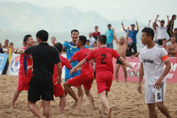 Niềm vui của các cầu thủ Khánh Hòa sau trận chung kết. Ảnh: Anh Trần