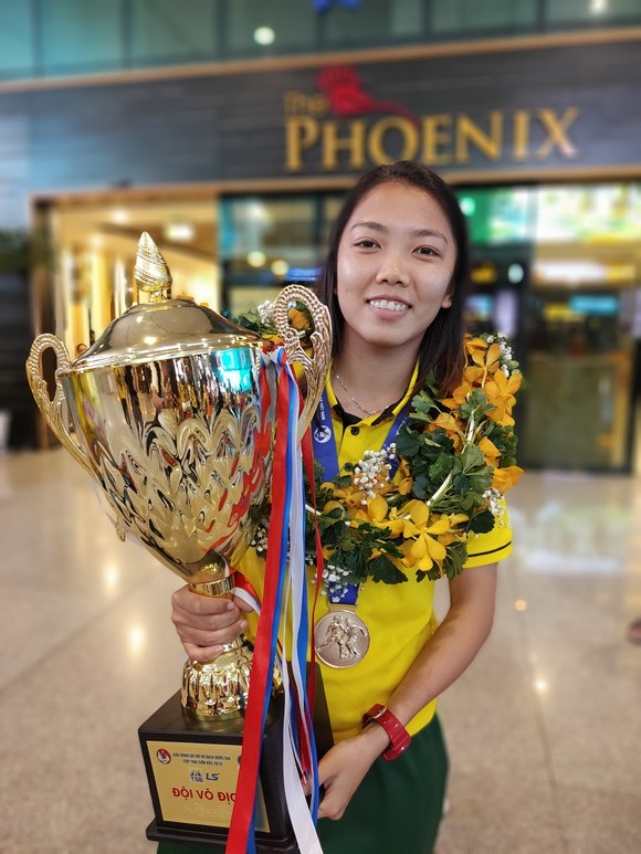 Đội tuyển nữ TPHCM vinh quang trong ngày về ảnh 3