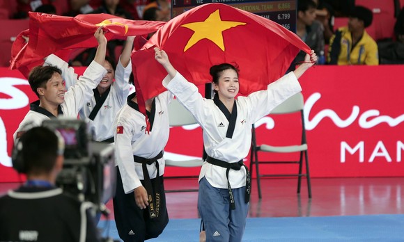 Taekwondo Việt Nam thi đấu nội dung quyền sáng tạo đồng đội kết hợp. Ảnh: DŨNG PHƯƠNG 
