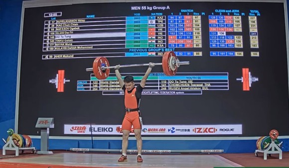 Lực sĩ Đỗ Tú Tùng đã xô ngã kỷ lục trẻ thế giới hạng cân 55kg nam.