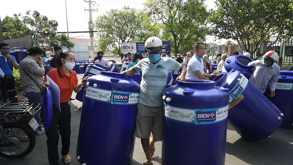 Tặng 13.300 bồn chứa nước và 39 máy lọc nước cho người nghèo tại Đồng bằng Sông Cửu Long ảnh 2