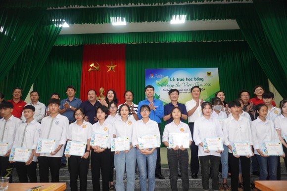 50 suất học bổng ‘Vì tương lai Việt Nam’ trao cho học sinh nghèo Thanh Hóa ảnh 1