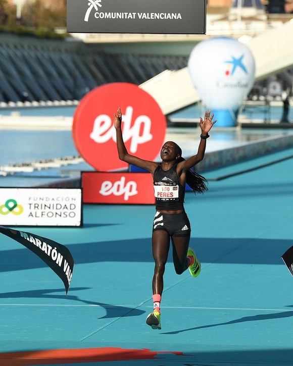 Kibiwott Kandie xuất sắc phá kỷ lục thế giới nội dung bán marathon ảnh 2