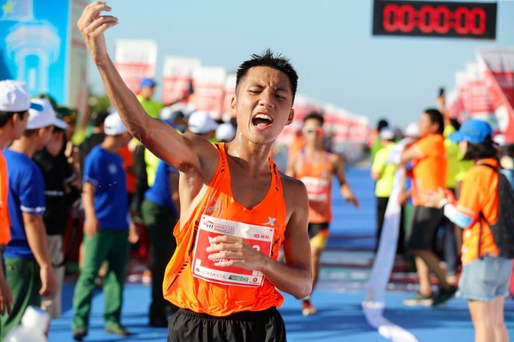 Hoàng Nguyên Thanh (Bình Phước) vô địch nội dung marathon nam.