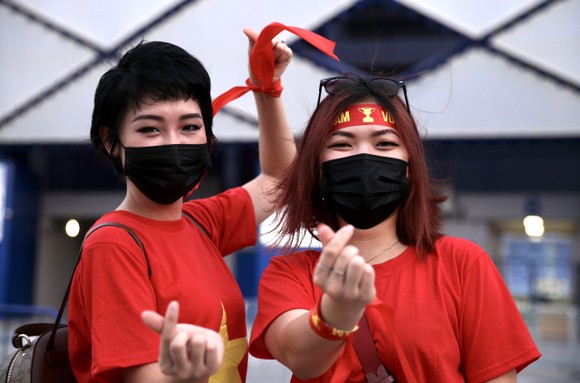Cổ động viên Việt Nam đến sân Al-Marktoum cổ vũ đội tuyển ảnh 2