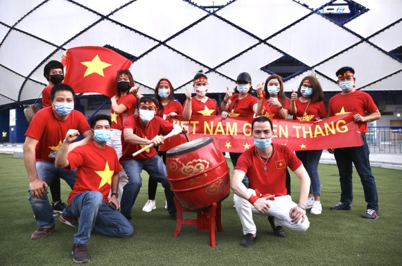 Các cổ động viên của đội tuyển Việt Nam tại UAE. Ảnh: KHƯƠNG DUY