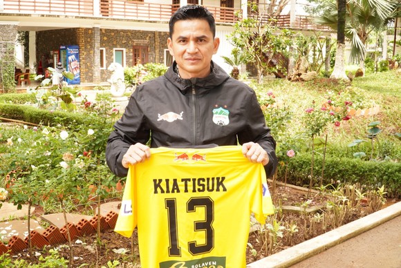 HLV Kiatisuk bán đấi giá áo đấu để ủng hộ Bệnh viện Đại học Y Dược TPHCM. Ảnh: CLB HAGL