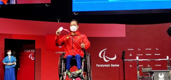 Lê Văn Công trên bục nhận HCB hạng cân 49kg nam tại Paralympic Tokyo 2020.