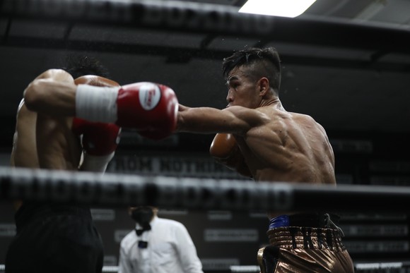 Võ sĩ Trần Văn Thảo hạ knock-out nhà vô địch WBA Đông Á chỉ sau 2 hiệp đấu ảnh 1