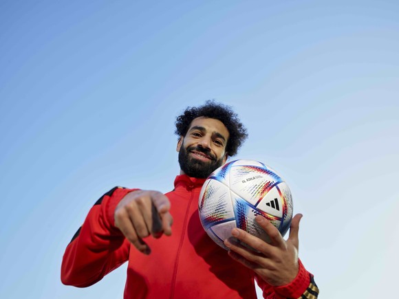 Mohamed Salah chụp cùng trái bóng chính thức của FIFA World Cup 2022™ - Al Rihla.