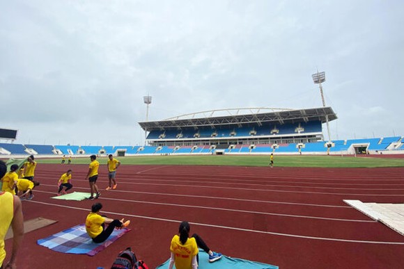 Các tuyển thủ điền kinh Việt Nam tập luyện tại sân Mỹ Đình chuẩn bị cho SEA Games 31.