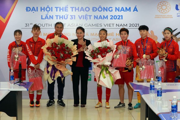Phó Thủ tướng Vũ Đức Đam chúc mừng đội tuyển nữ Việt Nam ảnh 1