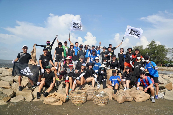 Gần 300 runner thu gom rác và khởi động adidas Run for the Oceans 2022 tại huyện Cần Giờ ảnh 4