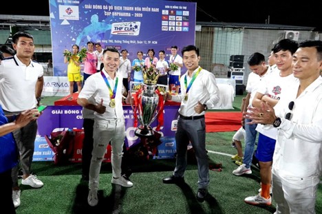 Bầu Trung (bên trái) trong đêm Gala trao giải bóng đá vô địch Thanh Hóa Miền Nam năm 2020.