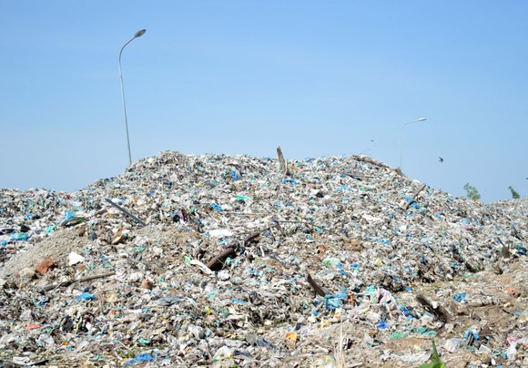 Nhà máy xử lý rác TP Cà Mau dừng hoạt động khiến rác tồn đọng gây ô nhiễm