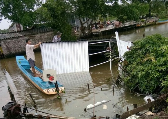 Lãnh đạo TPHCM tặng quà người dân U Minh bị thiệt hại do bão số 3 gây ra ảnh 2
