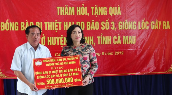 Lãnh đạo TPHCM  tặng quà người dân U Minh bị thiệt hại do bão số 3 gây ra ảnh 1