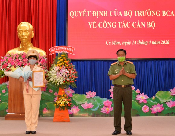 Đại tá Phạm Thành Sỹ trao quyết định của Bộ trưởng Bộ công an cho Thượng tá Đoàn Thanh Thủy. ẢNH: HOÀNG GIANG
