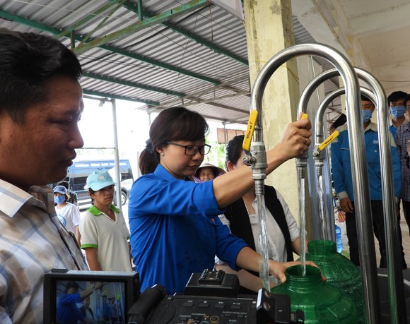 Vận hành hệ thống lọc nước mặn thành nước ngọt vừa bàn giao ở xã Khánh Bình Tây Bắc.