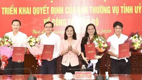 Bà Lê Thị Ái Nam (đứng giữa) Phó Bí thư Thường trực Tỉnh ủy Bạc Liêu trao quyết định của BTV Tỉnh ủy và chụp ảnh lưu niệm với 4 lãnh được điều động. ẢNH: PHAN THANH CƯỜNG