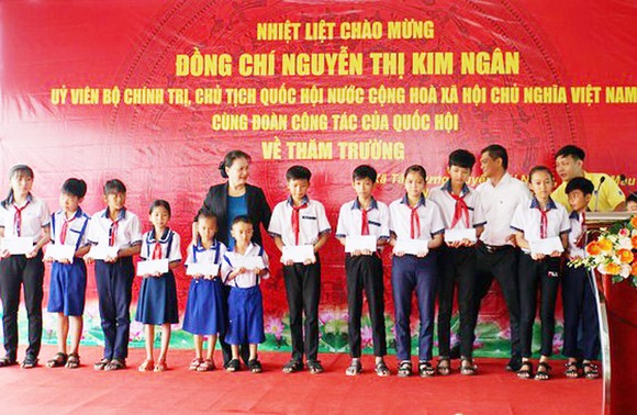 Chủ tịch Quốc hội Nguyễn Thị Kim Ngân thăm và tặng quà cho học sinh ở Cà Mau ảnh 2