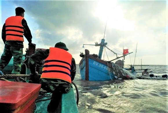 Kịp thời cứu hộ tàu cá bị chìm cùng 7 ngư dân