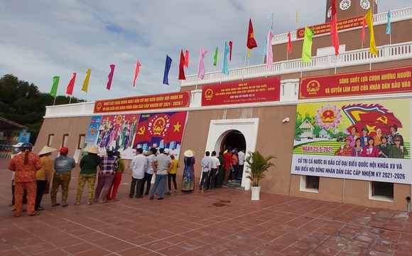 Bầu cử tại cột cờ Hà Nội tại Mũi Cà Mau - điểm cực Nam Tổ quốc  ảnh 5