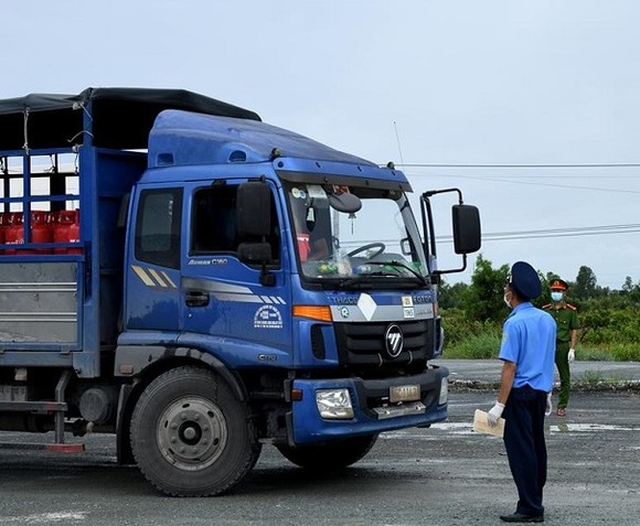 UBND tỉnh Cà Mau cho biết lái xe phải được kiểm tra y tế chặt chẽ trước khi vào tỉnh. ẢNH: N.T.