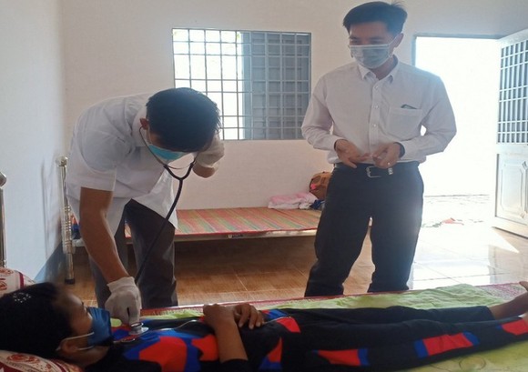 Cà Mau: Khởi tố người cô bạo hành cháu gái bán vé số ảnh 1