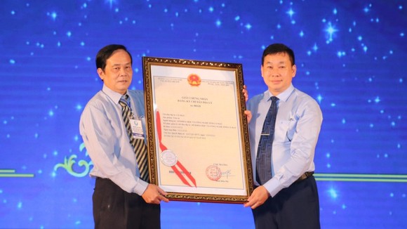 Ông Trần Lê Hồng trao giấy chứng nhận chỉ dẫn địa lý sản phẩm tôm sú Cà Mau cho lãnh đạo Sở Khoa học và Công nghệ tỉnh Cà Mau